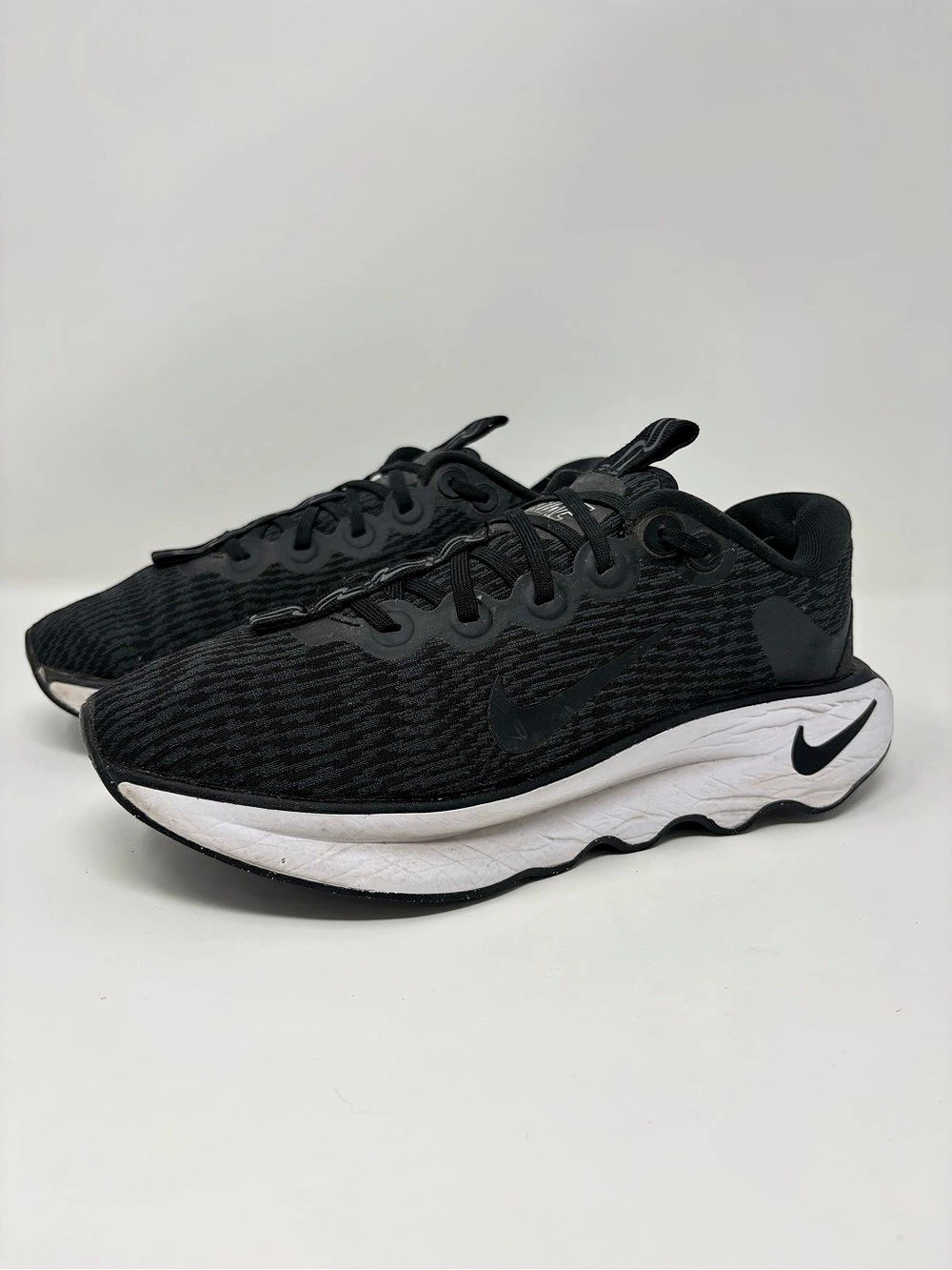 Nike Escape momentum Athletic Shoes Black & White US 8.5